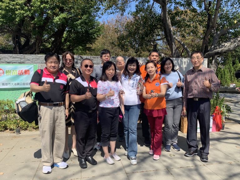 立法委員吳怡玎與市議員陳若翠辦理捐發票贈樹苗活動