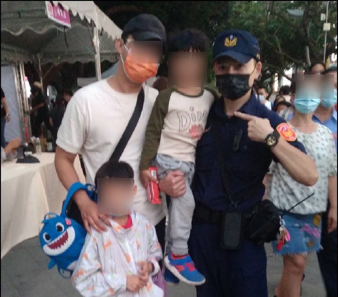 男童與家人走失淚眼汪汪-暖警主動關心助一家團圓