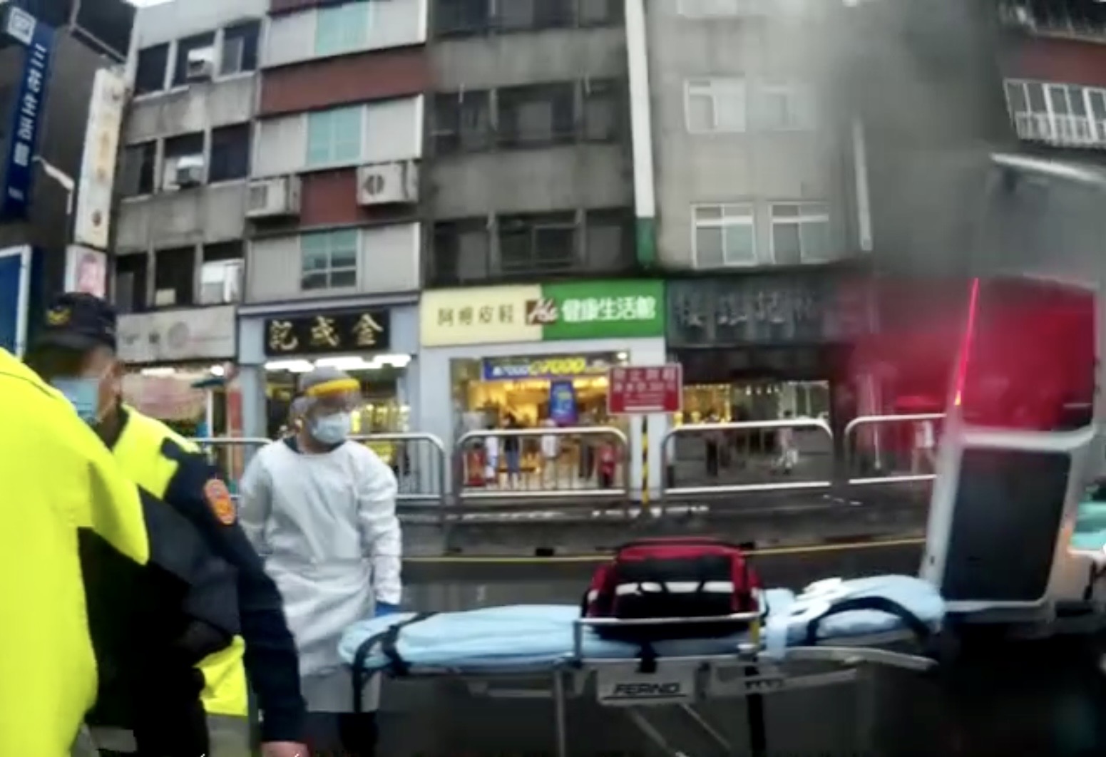 老翁酒醉一腳踩空跌下樓-保大員警即時救護-阻止憾事發生