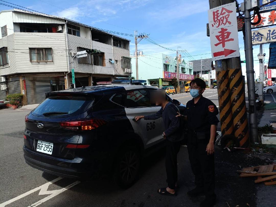 警巡邏迷路老翁呆坐路邊-翻看「耆老圖冊」助團圓