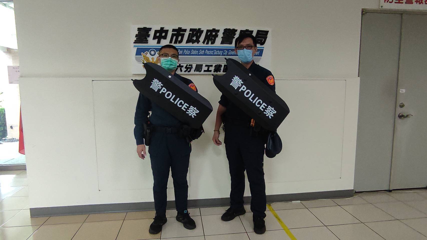 善心企業贈執勤利器維護工業區員警夜間執勤安全