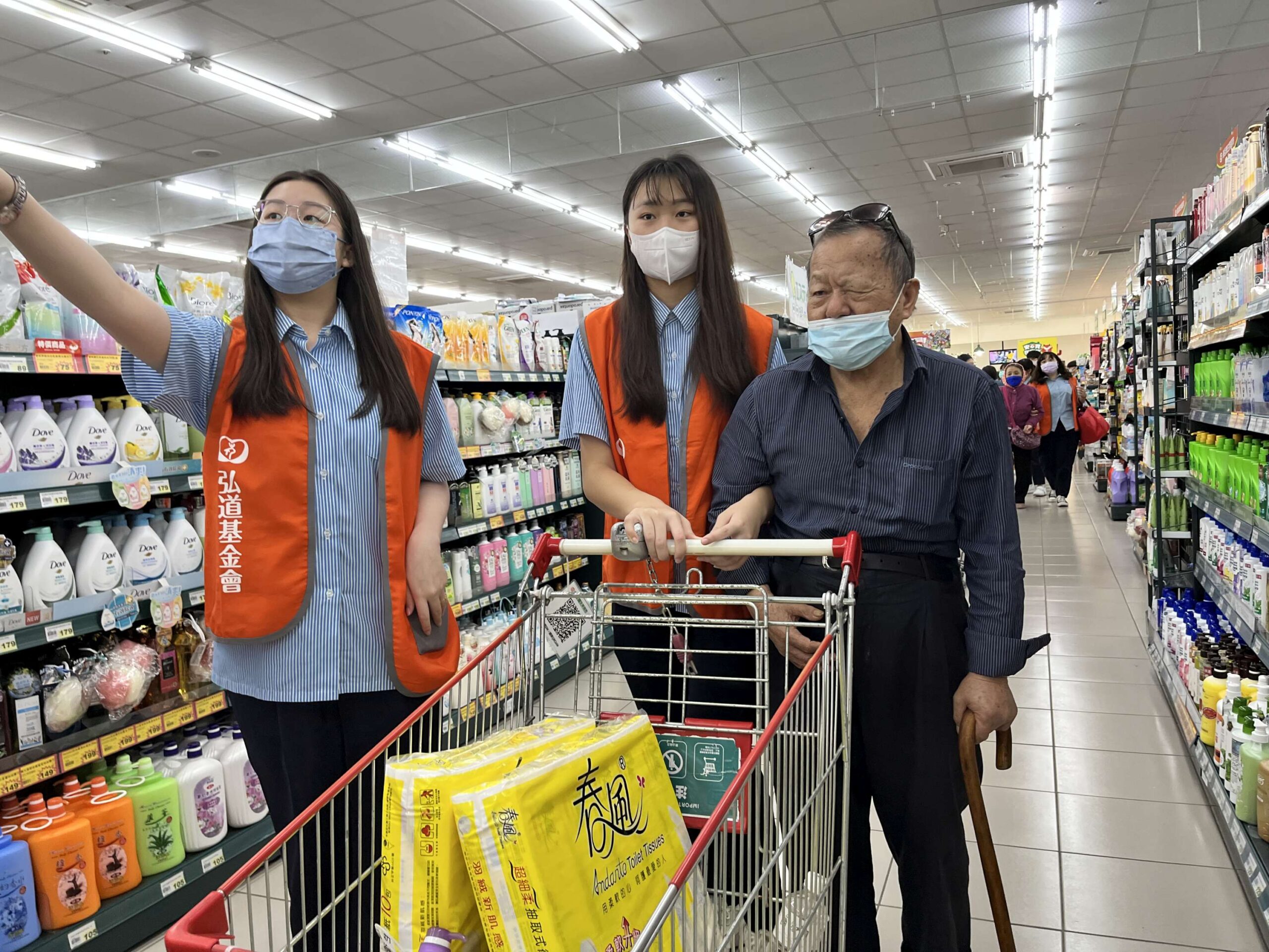 弘道寒冬助老助獨居弱勢失能長輩出門辦年貨，學生志工擔任一日孫子