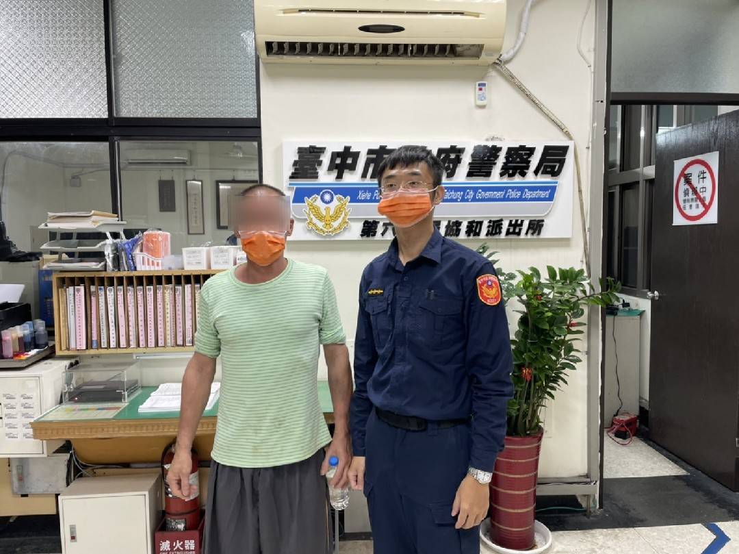 男子挨家挨戶步行尋父-中市警一查：「失蹤中」