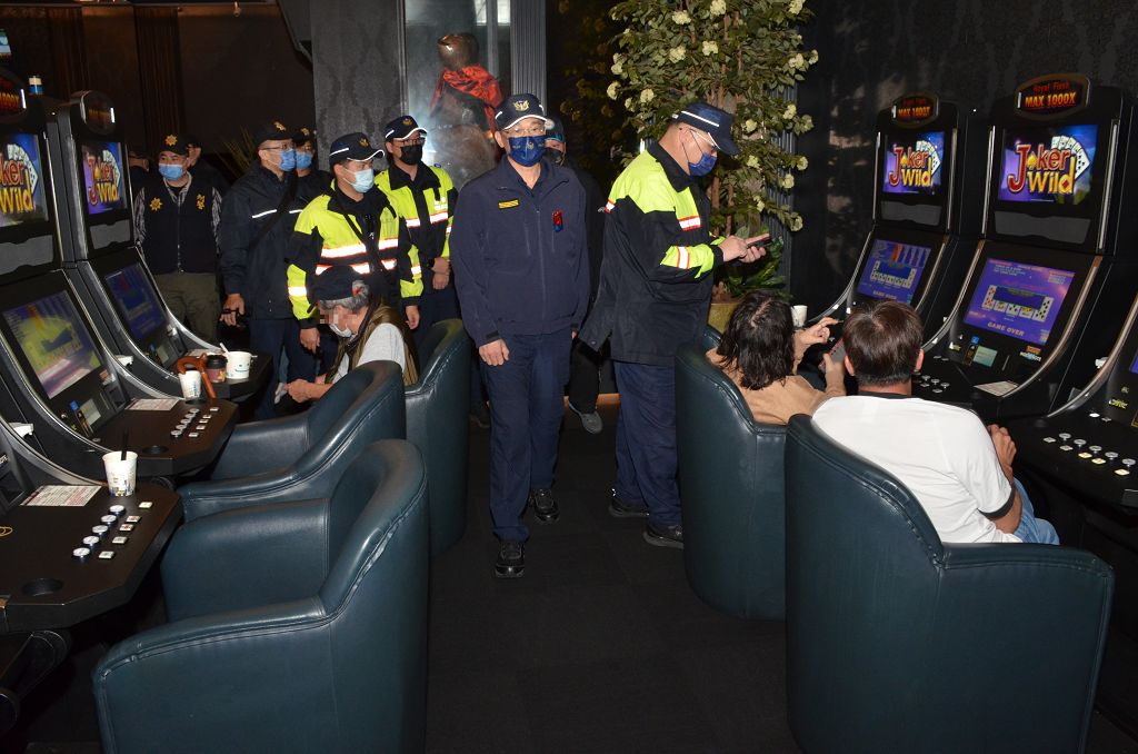 中警威力掃黑臨檢-悍警萌犬齊出掃蕩