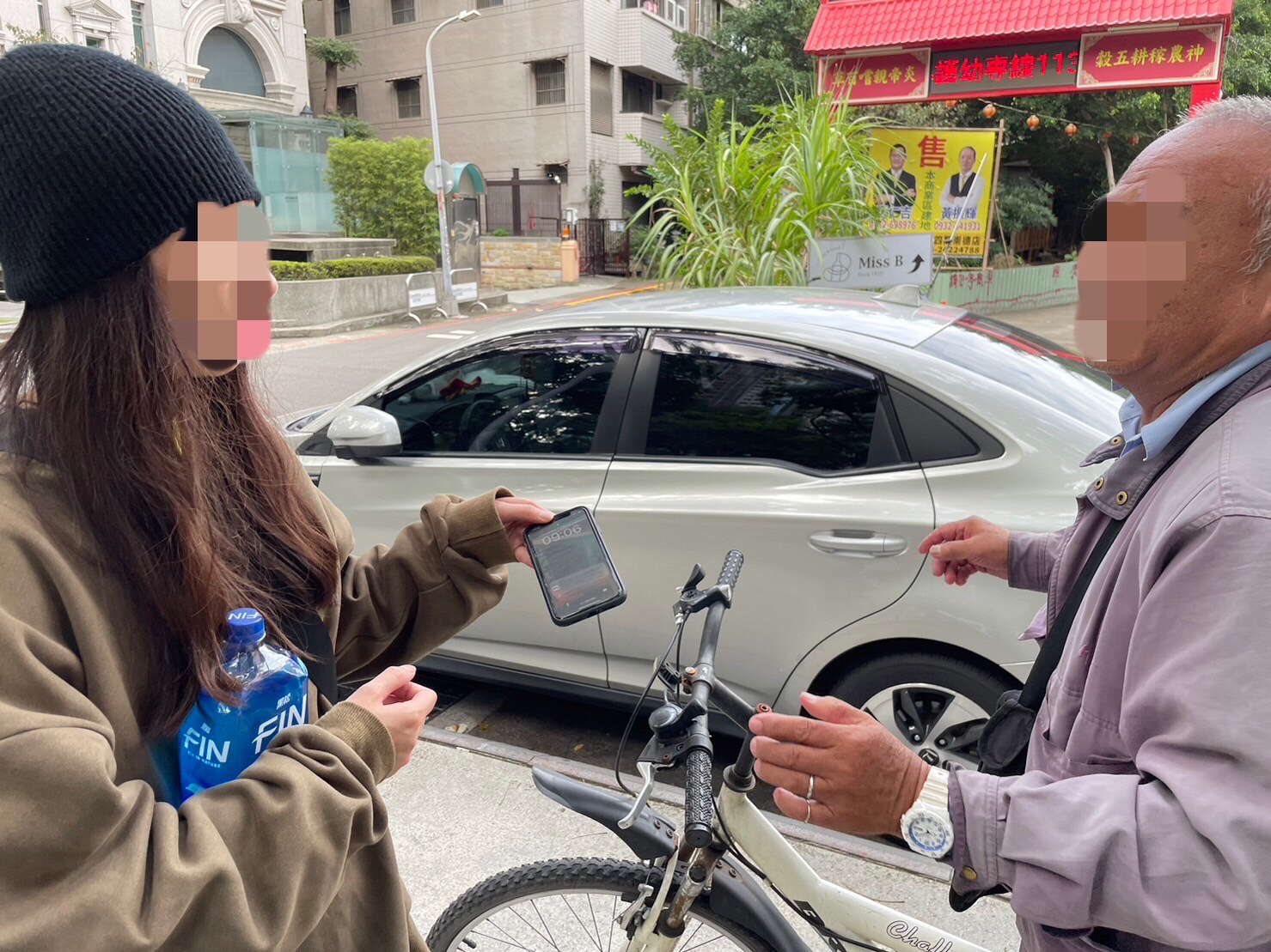 妙齡女著急找手機-機智警用「即時定位」速找回