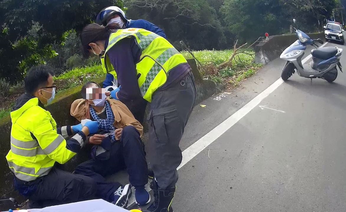 老翁散步路倒-警消獲報後火速救援