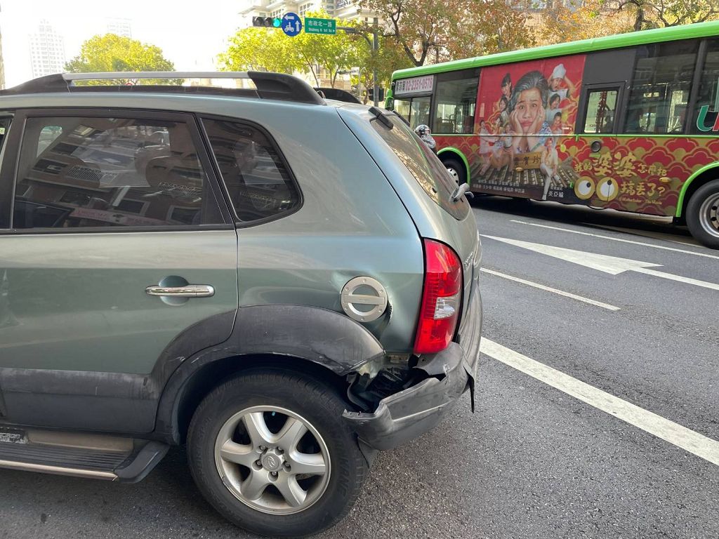 懸掛假車牌心虛衝撞逃逸-警開槍喝止鎖定嫌犯追緝