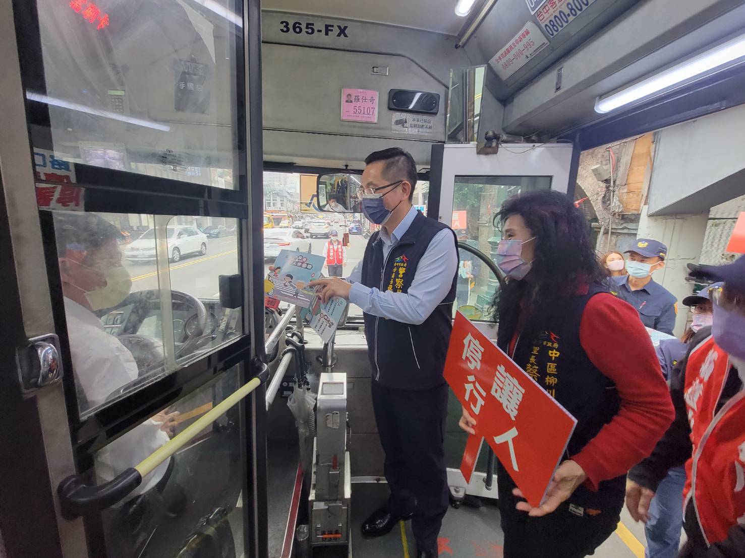 中警一分局與客運業者路口聯手宣導-站在守護行人第一線