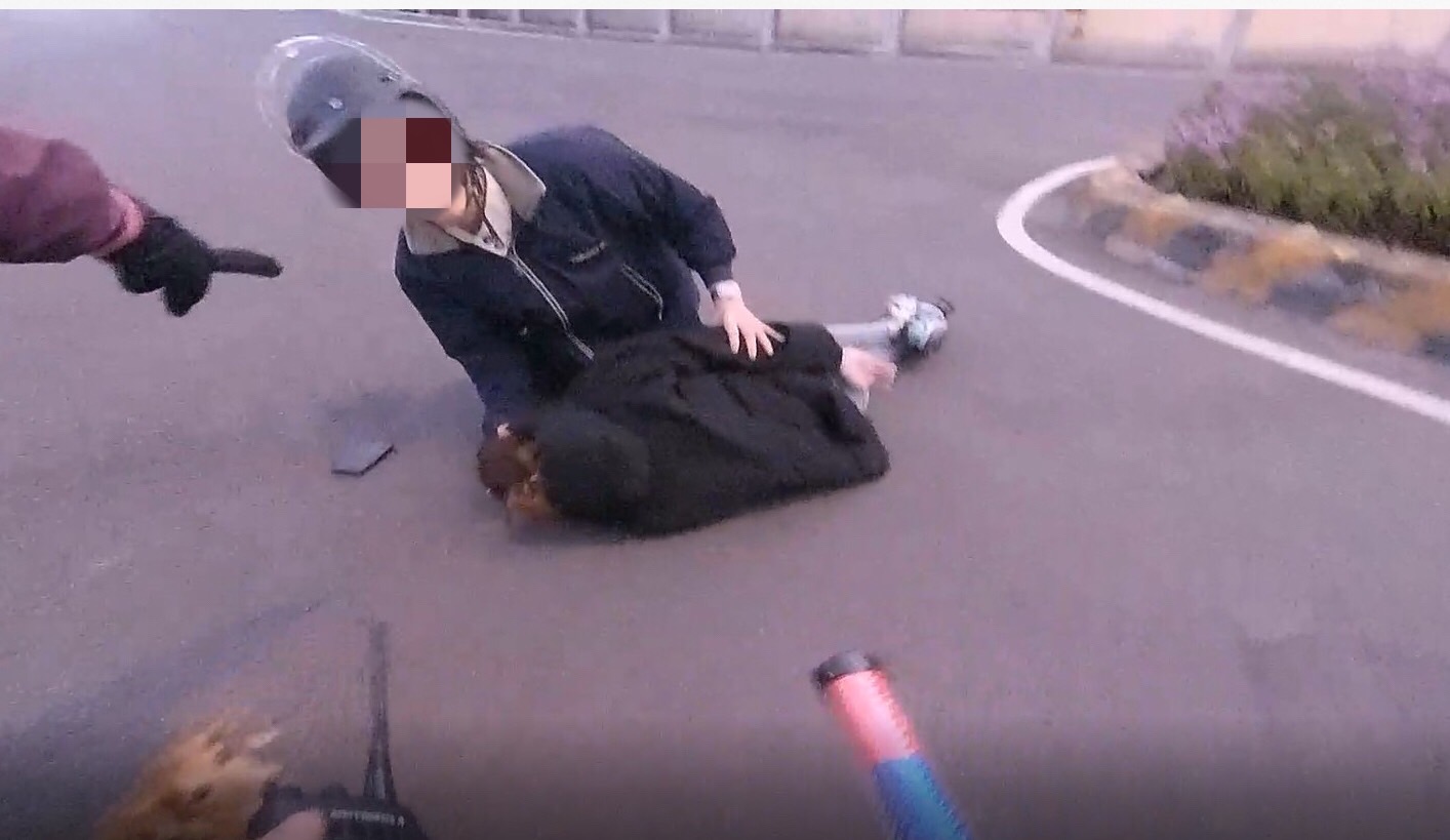 妙齡女牽狗散步突癲癇發作倒路中-熱血警飛奔現場速解圍