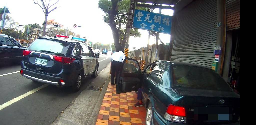 老婦駕車迷航-警到場助返家