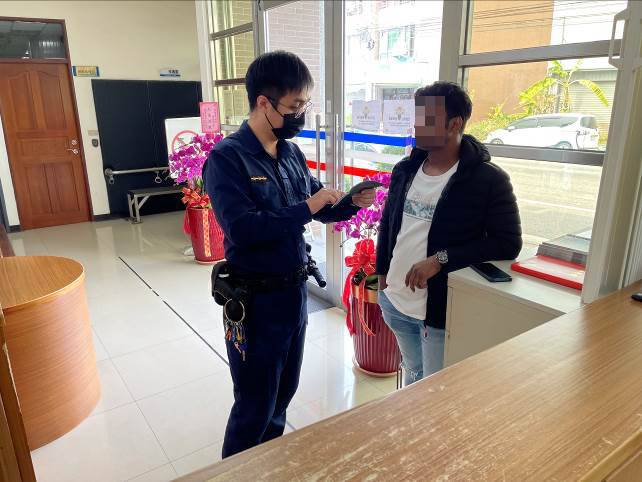 新加坡觀客錢包遺落計程車上-霧警以車追包助開心回國