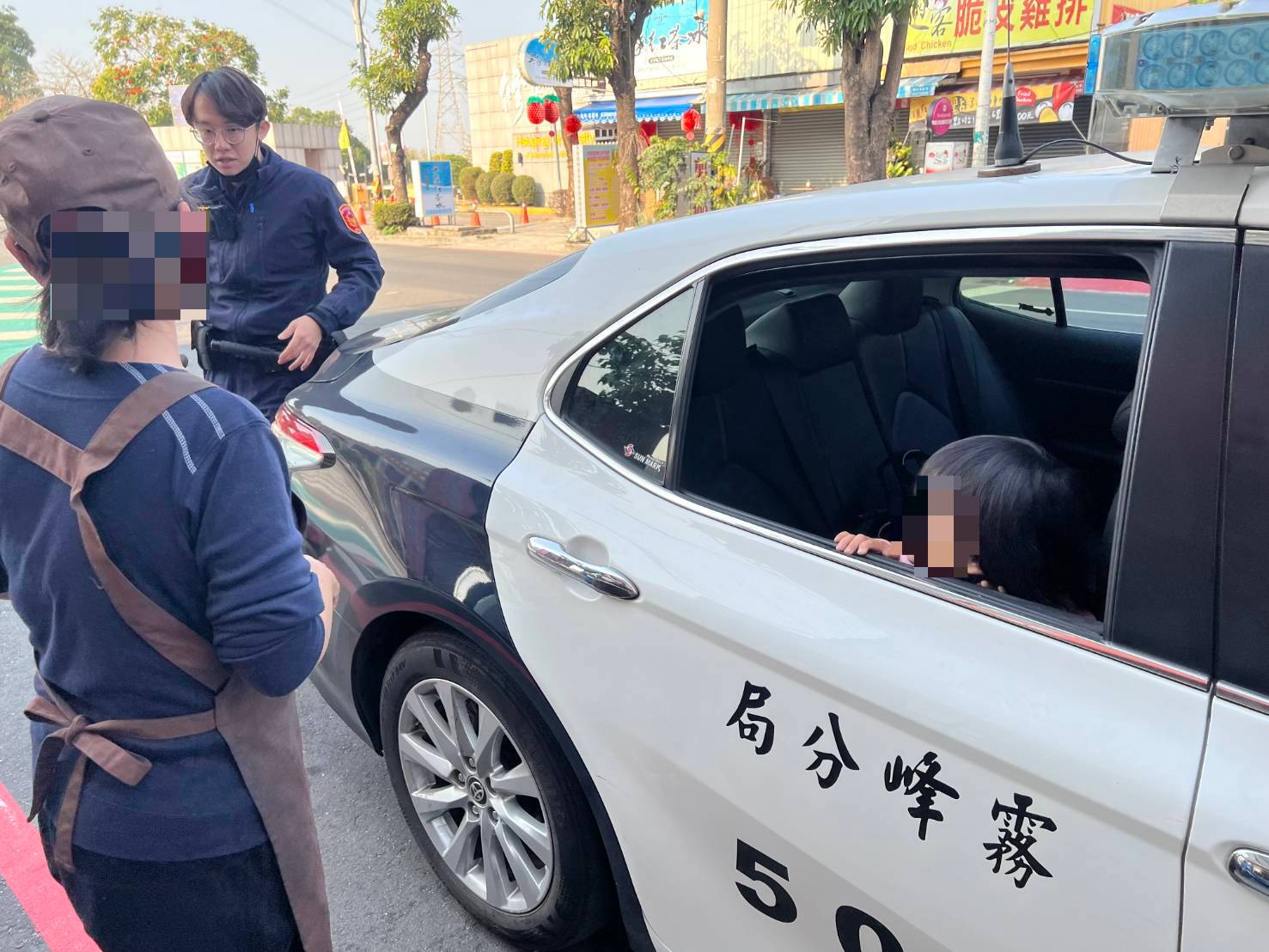 3歲女童溜滑板車迷航-霧峰暖警熱心助返家
