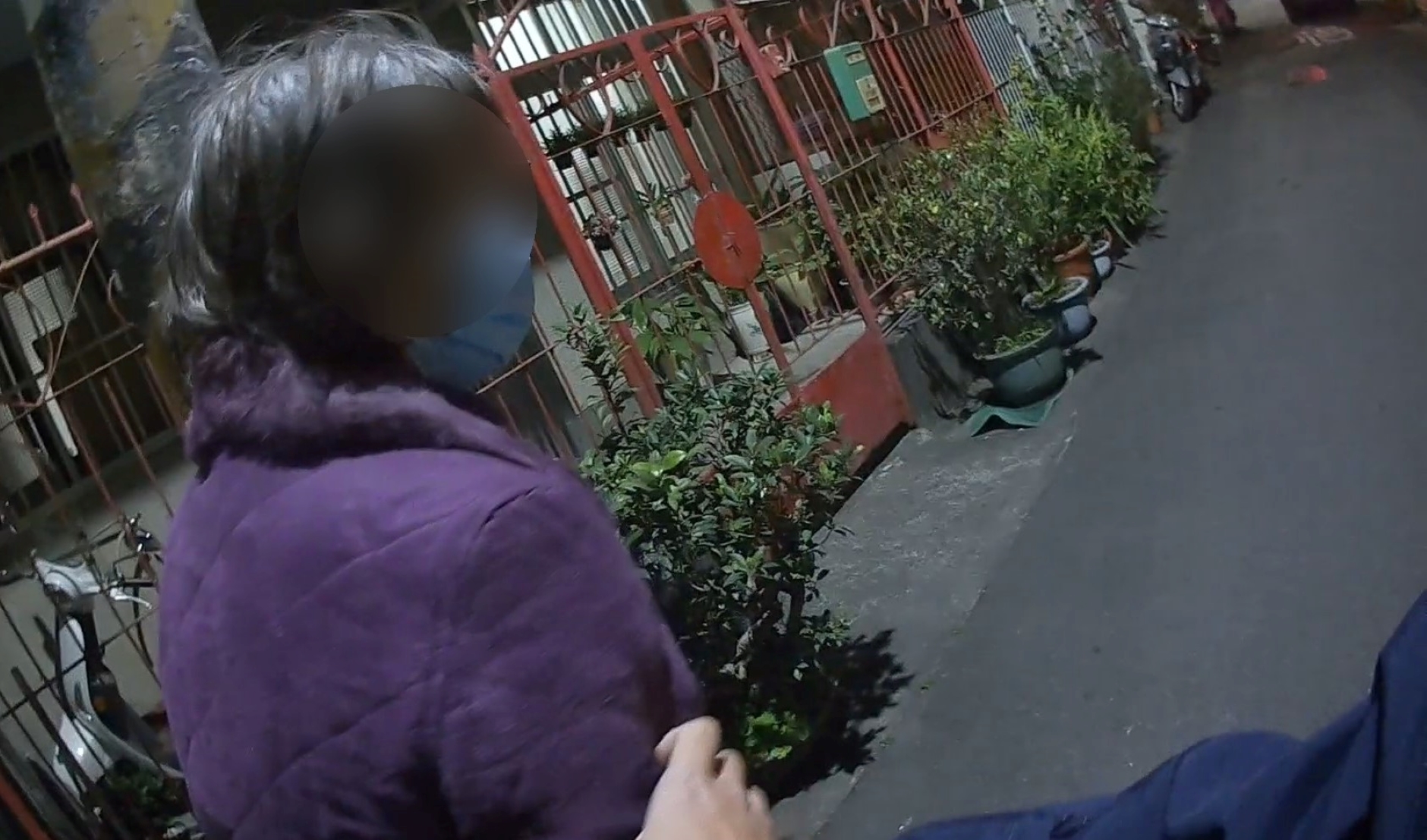 服務太周到-迷途嬤想跟警察回家