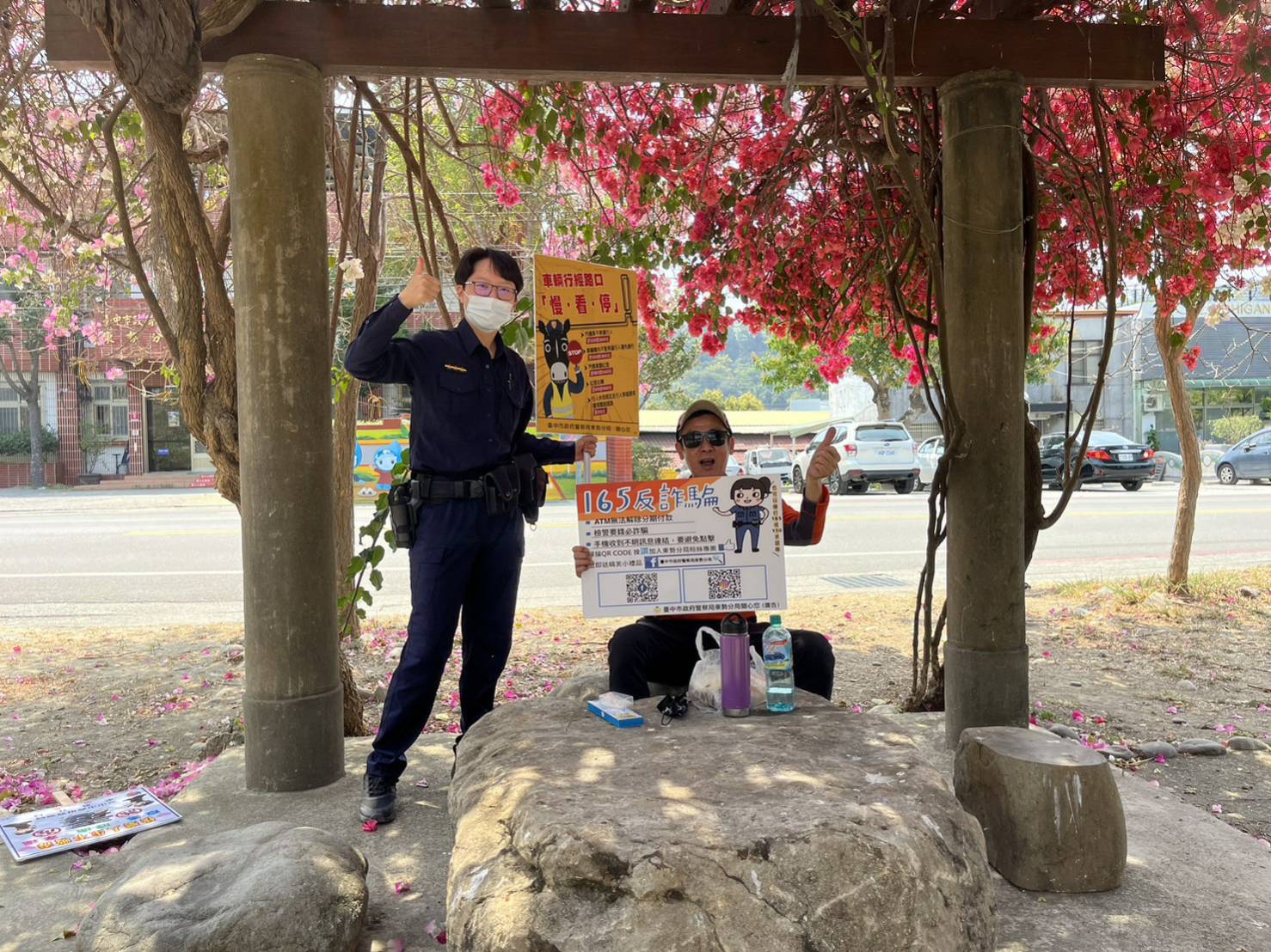 假日湧人潮-石岡警駐觀光景點宣導「詐騙領6000-假網址不要點」