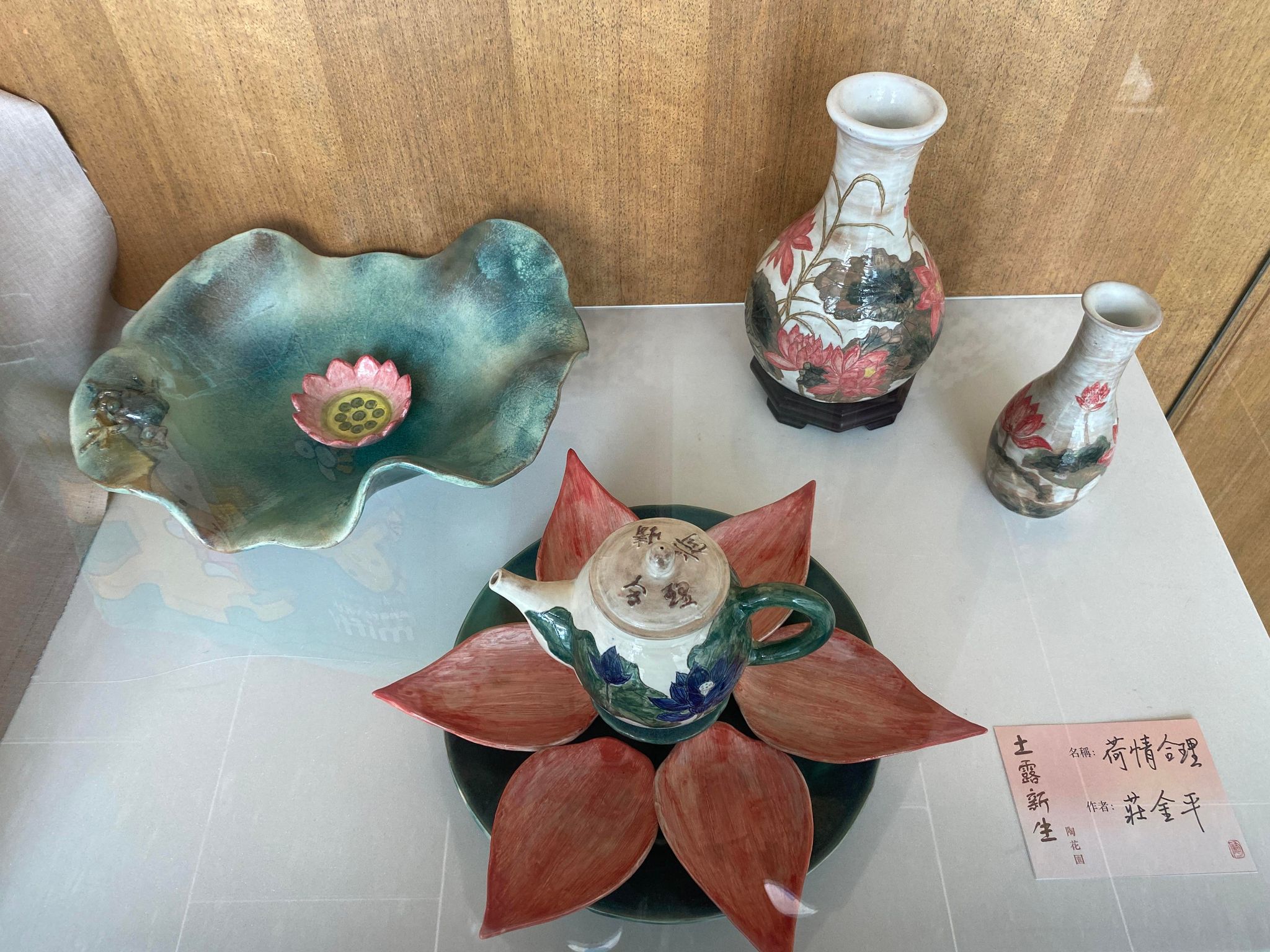 土露新生王惠仁師生陶藝展-即起市府藝術廊道繽紛開展邀您遊賞疫後「陶花園」