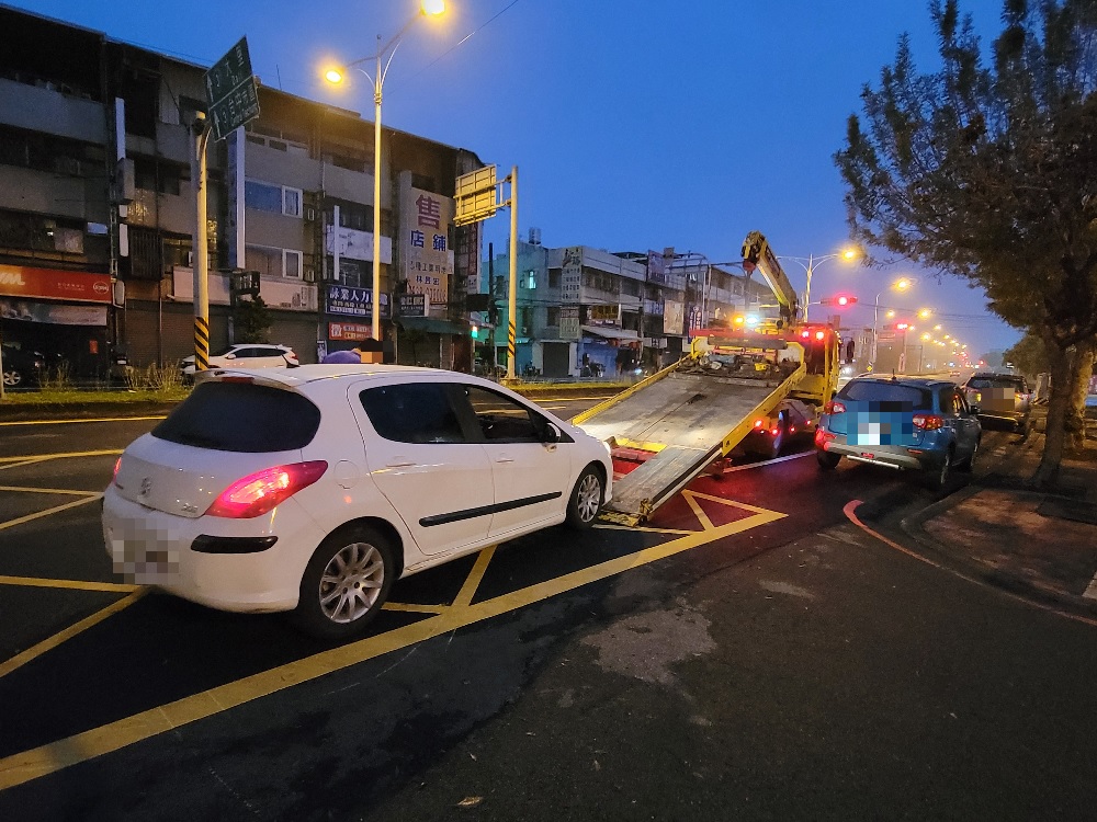 7旬老翁國道爆胎遭攔停-熱心霧警協助返家有洋蔥