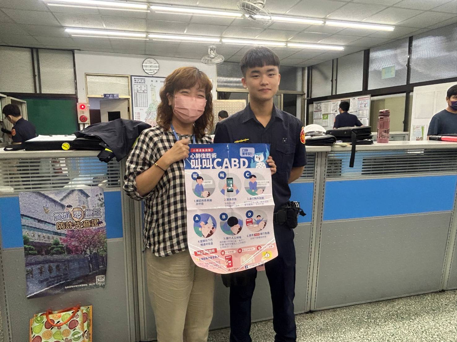 中警邀請衛生所衛教宣導-學習操作aed及醫療知識