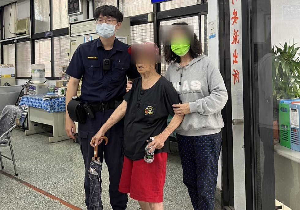 中警助迷途婦返家-這一暖心舉動預防再次走失