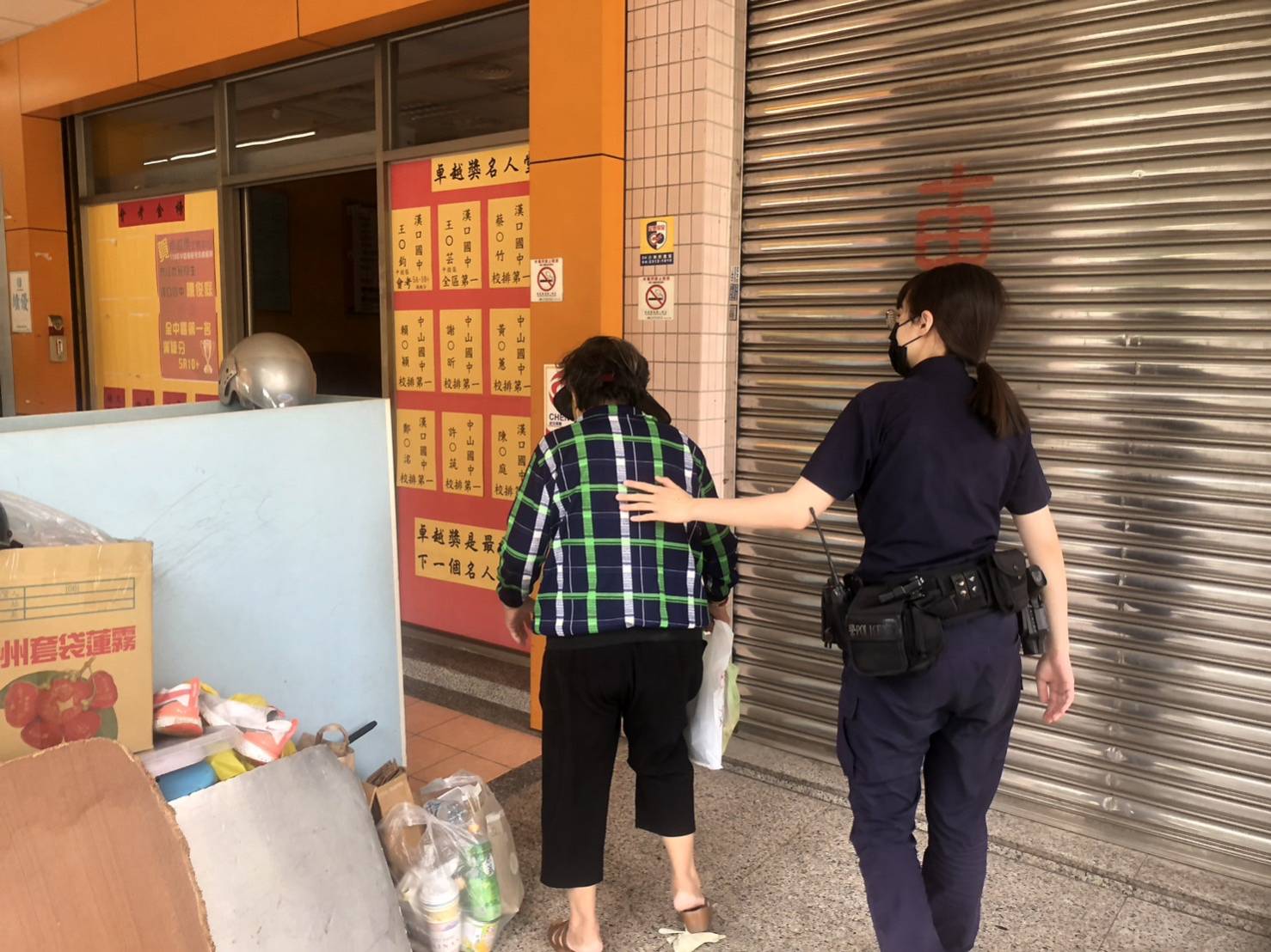 8旬婦找妹妹敘舊不慎迷路-女警暖心安撫載她回家