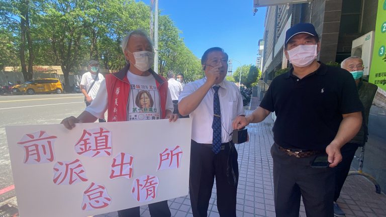 市民李政憲怒了 今天在高雄市警察局前抗議怒罵高雄前鎮派出所 行政怠惰放縱前鎮汽車、機車進入公園