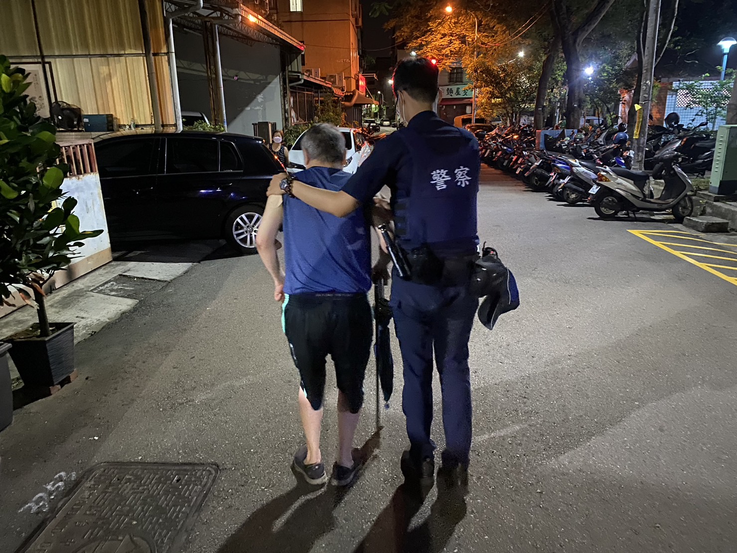 七旬翁行動不便回不了家-何安暖警背他上樓