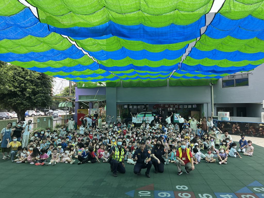 中警現身幼兒園-大秀警用裝備