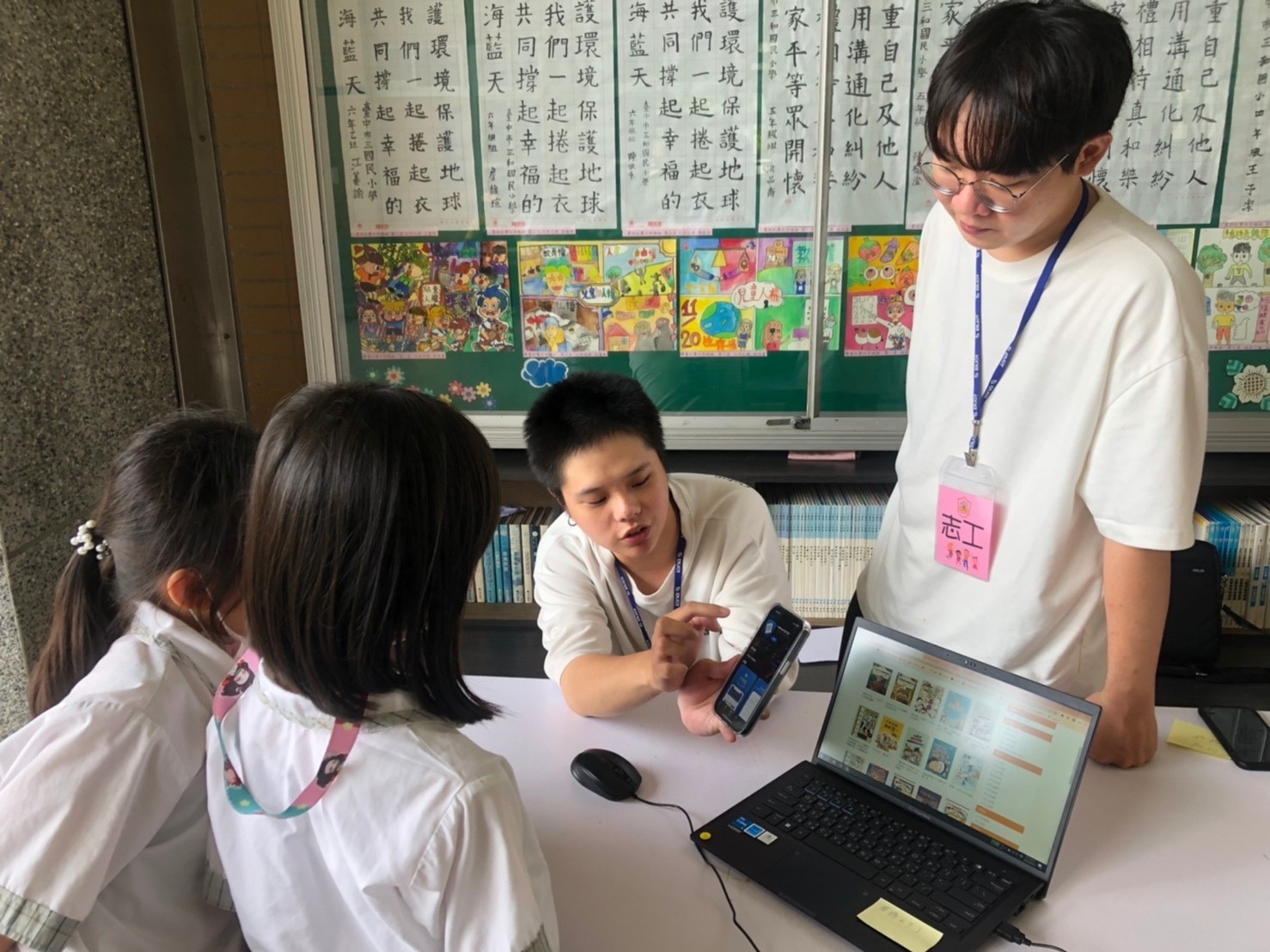 數位閱讀正夯-中市圖攜手數位青年t大使前進校園推廣電子書
