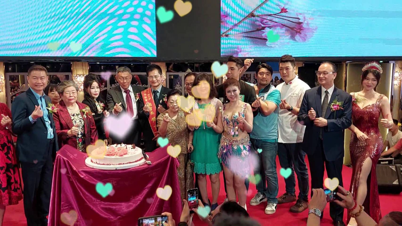 站立中間兩位台灣民眾黨 黨主席柯文哲 大會主席新北市 彰化鄉親關懷總會 總會長黃金順 右一 本會 第一屆親善大使 黃郁涵 右二 台北市家長會長協會 會長 周季平 右三 世界烘培冠軍 王宥晟(彰化青年之光) 右三 國民黨 新北市議員 游輝冗 右四 民眾黨新北市議員 陳世軒 左二新北市 嘉義同鄉會 理事長 劉德宗 孝親感恩母親共同為母親節 切蛋糕(由世界烘焙 冠軍 王宥晟親自製作)為天下的媽媽祝賀! 