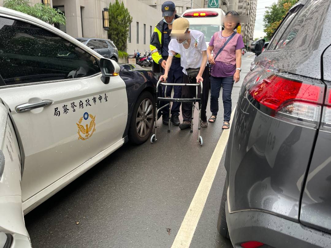 氣切老翁雨天路倒-中警暖心攙扶助返家