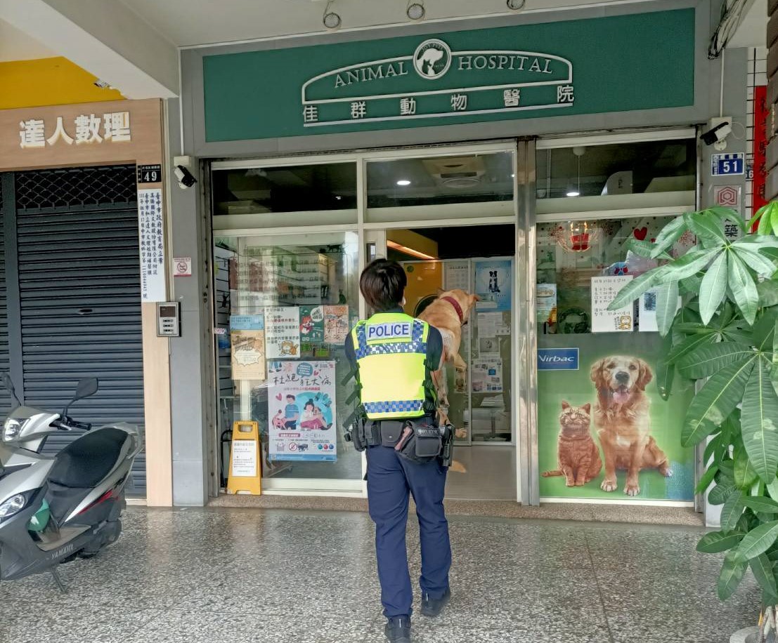 迷途毛小孩擅闖民宅-警「逮捕」遣送返家