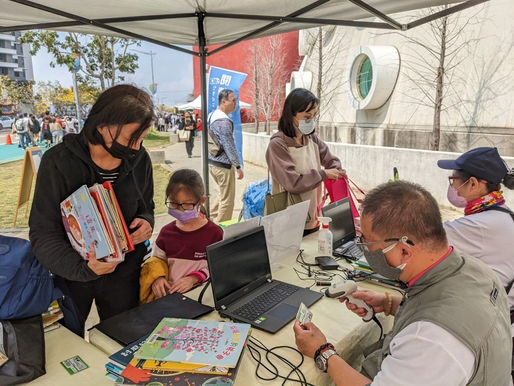 響應中信兄弟寵物主題日！-行動圖書車前進洲際球場　借書加碼換球票