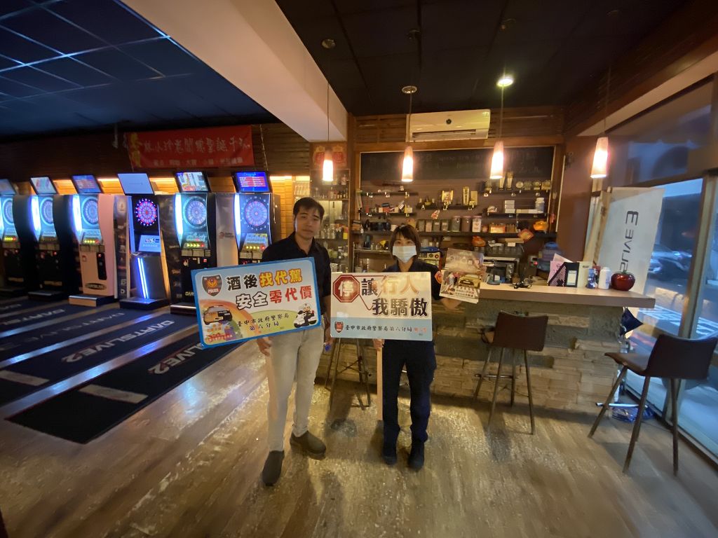 落實宣導交通安全月-中市女警查訪各飲酒場所