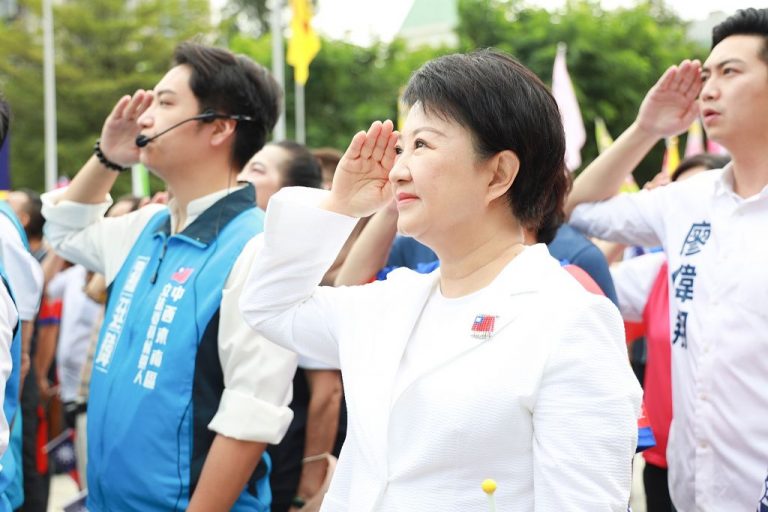 全國最大國旗現身台中2萬人慶雙十 盧市長許3願望：用好成績為國家慶生