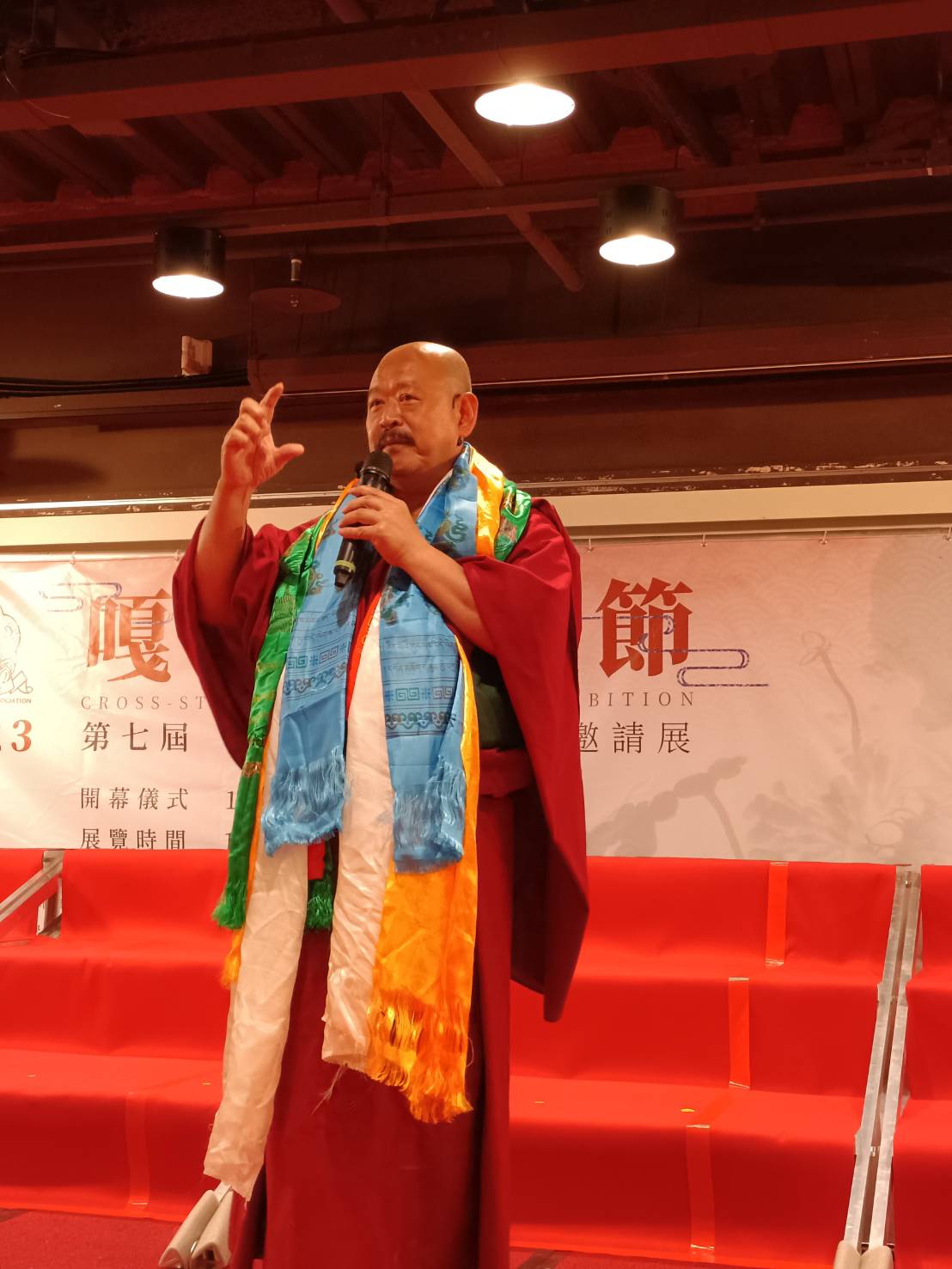 大會主席依尊慧吉祥大活佛致辭並為國為民祈福照片