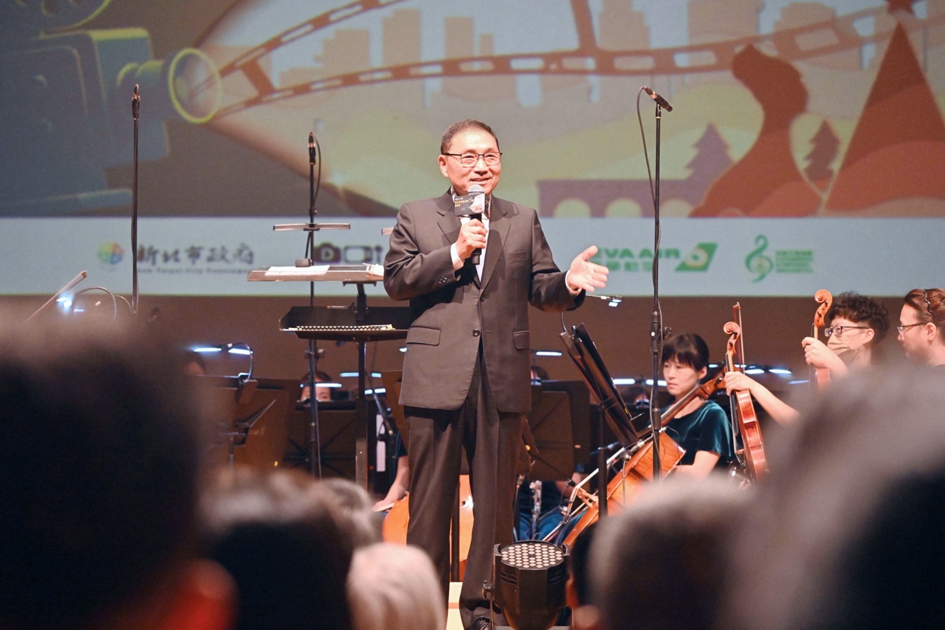 侯友宜市長、感謝讚揚、長榮航空的支持,讓新北紀錄片上國際航線,於5月7日晚,舉辦15週年音樂會正式啟動2025新北天際影展。