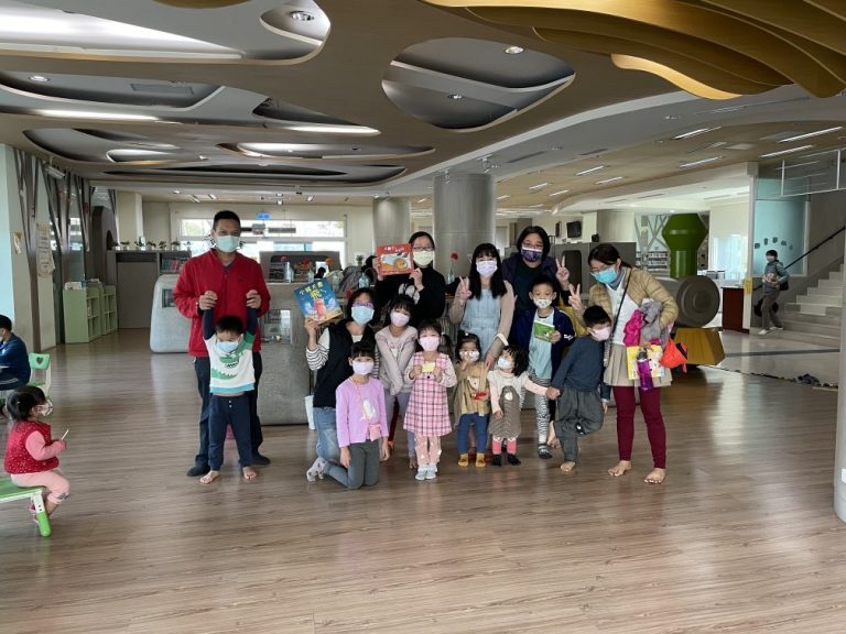 聽故事時間到囉！-小朋友最愛的童話故事屋，就在高市圖小港分館親子館