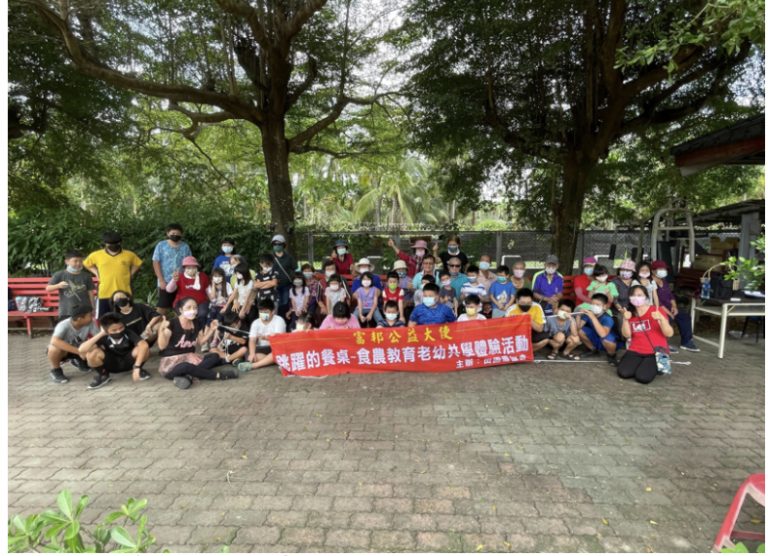 企業出錢結合教育部數位機會中心與退休老師用心創造爺孫溫馨情