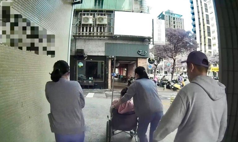 臨盆困車陣保大警急開道 6分鐘護送孕婦到院順產