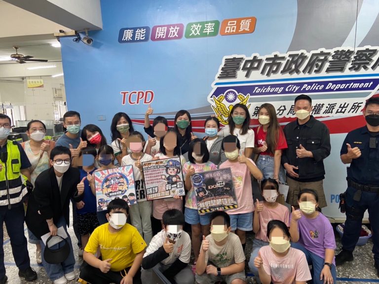 扮演小小志工服務初體驗 小五學生開心參訪派出所