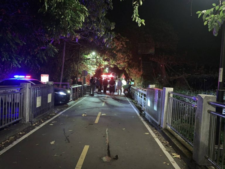 老翁外出散步跌倒 幸員警即時發現送醫