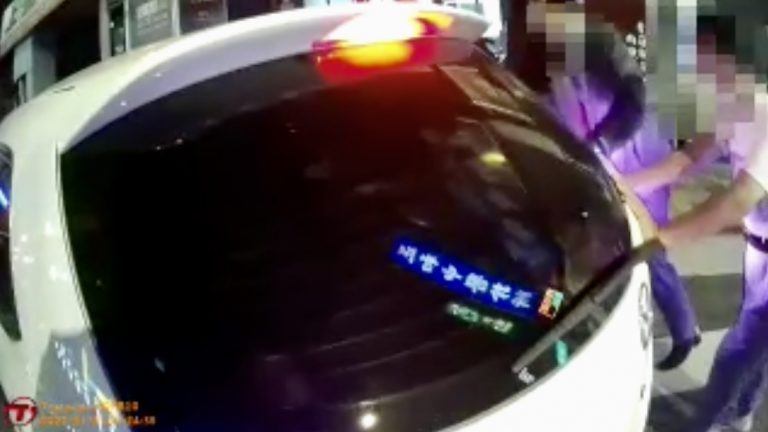 車拋錨卡路中，警民攜手合力推車、電霸救援，想方設法助解危