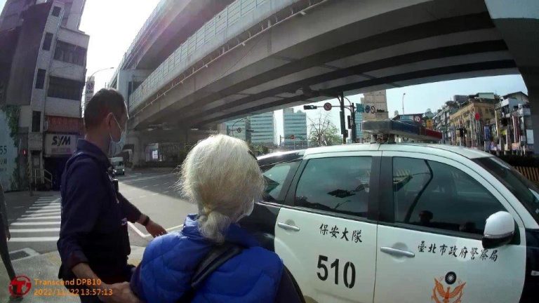 八旬老婦忘記回家路 保大暖警溫馨護送返家