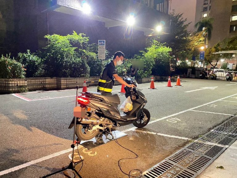 警一分局取締酒駕結合環警監 違規車輛深夜炸街無處逃