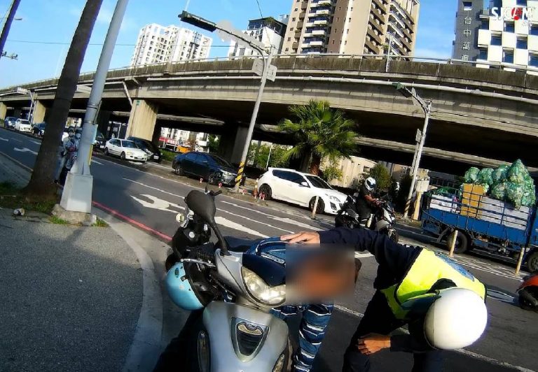 吃到倒吊子！阿伯趴機車口吐紅汁「警」急送醫