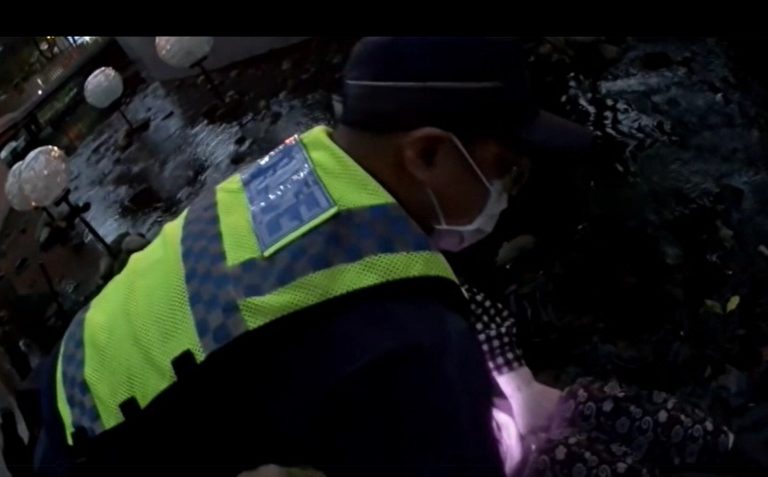 寒冬送暖 熱血警公主抱為救落水婦