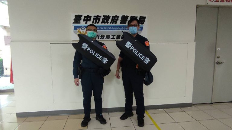 善心企業贈執勤利器維護工業區員警夜間執勤安全