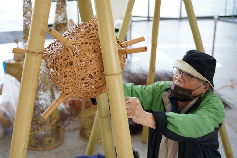 竹籐聖誕樹驚喜亮相  纖博館邀請張憲平大師與您一起編織幸福