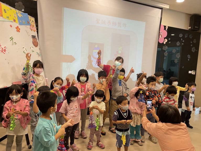 高市圖小港分館與社區親子歡慶聖誕佳節–「寫信給聖誕老公公」