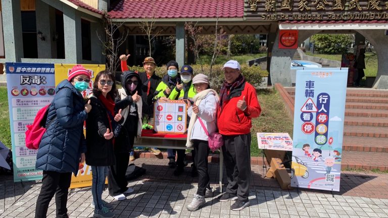 武陵農場賞櫻遊客多 和平警趁機宣導治、交安