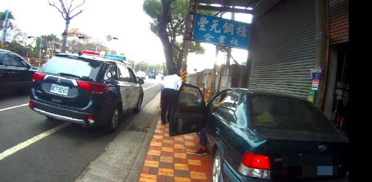 老婦駕車迷航 警到場助返家